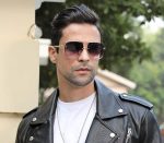 Stylish Gold-Toned Gradient Aviator Sunglasses - Image 7