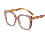 Stylish Black Frame Sunglasses - Image 5