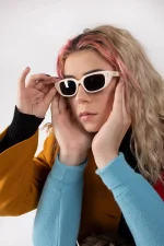 Elegant Black Cat-Eye Sunglasses - Image 3