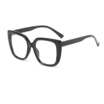 Stylish Black Frame Sunglasses - Image 3